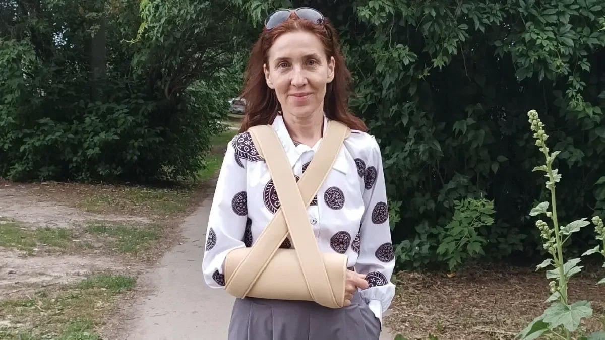 В Рязани возбудили уголовное дело по статье о превышении должностных полномочий против силовиков, которые приняли учительницу за закладчицу и сломали ей руку при задержании — адвокат пострадавшей/«РЗН.инфо»   55-летняя учительница по имени Валентина рассказала о своем задержании в конце мая. По ее словам, днем, когда она фотографировала цветы, силовики заподозрили ее в распространении наркотиков. Женщина рассказала, что оперативники в гражданской одежде подошли к ней со спины и потребовали карты и телефон, а после применили силу и пристегнули наручниками к автомобилю. Врачи, по словам Валентины, диагностировали у нее внутрисуставной перелом плеча и полный разрыв сухожилия подлопаточной мышцы.   Позже в местном управлении МВД заявили, что оперативники «усмотрели признаки противоправных действий» в поведении женщины, а когда она начала уходить, применили наручники, «чтобы исключить для нее возможность скрыться»: «Установив, что гражданка не причастна к противоправным действиям, сотрудники полиции отпустили ее». После того, как женщина пожаловалась в полицию, ведомство начало проверку.