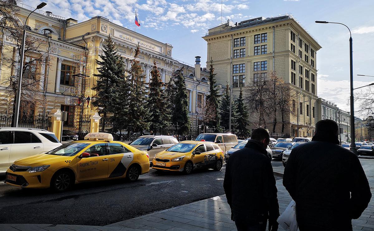 Сегодня Центральный банк примет решение касательно базовой ставки. В последние месяцы регулятор не особо удивлял, держа ставку в прогнозируемых рамках, где преобладало согласие экспертов.   Однако в данный момент ситуация изменилась. Треть экономистов ожидает снижения ставки, что может оказать существенное влияние на российские рынки.   Какие активы выбрать, чтобы подготовиться к такому сценарию — в материале 6 июня ЦБ может понизить ставку. Как на этом заработать инвестору.  Подписаться на «Сам ты инвестор!»