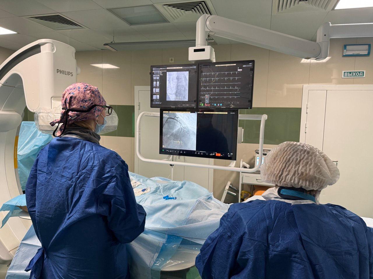 Ежегодно в Краснодарском крае проводят более 17 тысяч операций на сердце Повышение качества и доступности медицинской помощи пациентам с сердечно сосудистыми заболеваниями является основной целью нацпроекта Продолжительная и активная жизнь Ежегодно в крае проводят более 17 тыс операций на сердце Наряду с 12 региональными сосудистыми центрами и 6 первичными отделениями работают также три теле ПСО Они открыты в Апшеронске Геленджике Сочи Здесь оказывают экстренную медпомощь Отделения оснащены необходимым медицинским оборудованием Пациентов обследуют на месте а врачи из региональных сосудистых центров подключаются дистанционно и помогают поставить диагноз Это позволяет своевременно оказывать помощь пациентам с сердечно сосудистыми заболеваниями В 2025 году в теле ПСО медпомощь получили уже более 110 человек В 2026 году откроем еще три таких учреждения в Абинском Динском и Крымском районах сказал министр здравоохранения Краснодарского края Евгений Филиппов Читайте нас в MAX