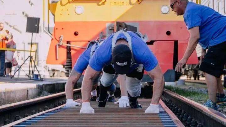 Читинцы сдвинули с места тепловоз ТЭМ18 массой в 126 тонн на новый рекорд края Рекорд в дисциплине «Силовой экстрим» установили на перроне станции Чита-2 в канун Дня железнодорожника и 125-летия Забайкальской магистрали. ⏺Тепловоз потянули члены федерации силового экстрима Забайкалья тяжелоатлеты Егор Бутаков и Руслан Тюкавин. Им удалось в режиме «ручной тяги» протянуть тепловоз на расстояние 10 метров.