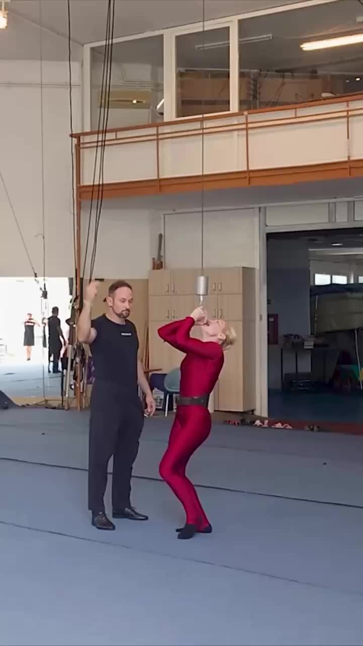 Румынская атлетка Вита Морондель установила рекорд Гиннесса, подняв 90 кг зубами