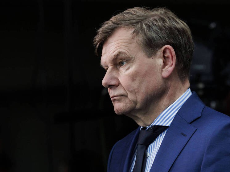 Первая официальная поездка главы МИД Германии Йоханна Вадефуля в Китай внезапно сорвалась почти не нашлось собеседников в Пекине Китай ограничился одной встречей для Йоханна Вадефуля с коллегой Ван И что явно не соответствовало ожиданиям немецкой стороны В Берлине не скрывают разочарования констатирует Bild У сторон накопилось множество тем для обсуждения от ограничений на экспорт редкоземельных элементов и полупроводников до политических разногласий по Тайваню vesti az
