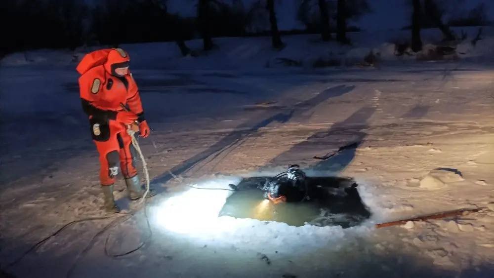 В Илекском районе продолжаются поиски пропавшего мужчины В Илекском районе водолазы не нашли 54 летнего мужчину пропавшего у реки Заживная Сообщение об исчезновении поступило утром 15 декабря поиски результатов не дали Накануне из реки Бузулук извлекли тело 39 летнего мужчины Толщина льда у берега составляла около 4 см при безопасной норме не менее 7 см Спасатели призывают жителей области быть осторожными и не выходить на тонкий лёд Фото департамент ПБ и ГЗ Оренбургской области