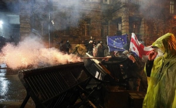 В Госдуме считают, что к протестам в Грузии подключились фонды, контролирующие релокантов  Протесты в Грузии проходят при участии западных фондов и центров, контролирующих российских релокантов, в том числе, иноагентов и экстремистов. Об этом заявил глава комиссии Госдумы РФ по расследованию фактов вмешательства иностранных государств во внутренние дела Грузии России Василий Пискарев.   Депутат сообщил, что данные центры помогали перебежчикам устроиться в новой стране взамен на содействие в проведении антироссийских акций. Также они обучали российских граждан "навыкам управления толпой и готовили актив для дестабилизации ситуации в России". А теперь "их бросили на поддержку захлебывающемуся грузинскому майдану".