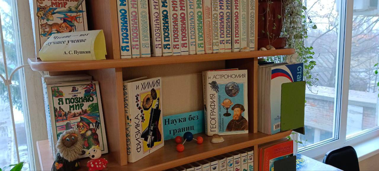 По поручению Президента России Владимира Владимировича Путина в этом году в нашей стране проходят конкурсы Самая читающая школа России и Лучший школьный педагог библиотекарь России Цель проектов популяризация чтения среди детей и молодёжи Представители омской системы образования вышли в финал сразу двух этих проектов На заключительном этапе конкурса Самая читающая школа России наш регион представят городские школы 96 и 151 Честь Омска в финале конкурса профессионального мастерства Лучший школьный педагог библиотекарь России будет отстаивать Ирина Витальевна Анискович педагог библиотекарь гимназии 159 Наши номинанты обошли сотни конкурентов из десятков регионов страны Уверен в финале они докажут коллегам что Омск читающий город Поздравляю финалистов желаю им достойно представить свои профессиональные и творческие наработки на суд жюри