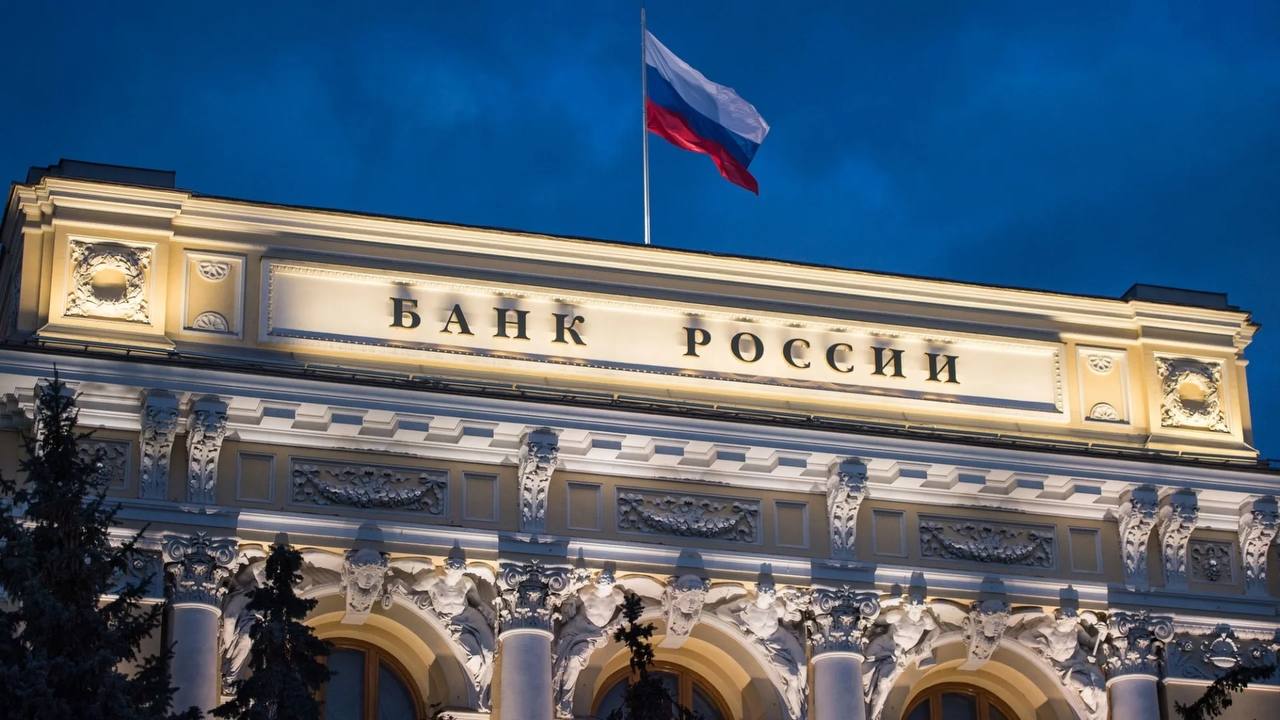 Центробанк и Минфин обеспокоены той информацией, которую получают частные инвесторы из открытых источников. С точки зрения регулятора, зачастую неквалов вводят в заблуждение — как сами компании, так и инвестблогеры. Обеспечить информационную защиту розничных инвесторов должны изменения в законе. Что хотят приравнять к манипулированию фондовым рынком и какая ответственность за это грозит — рассказываем в нашем материале.