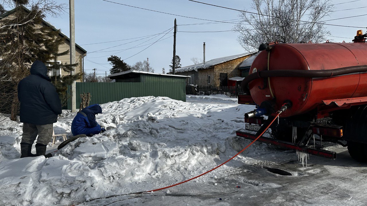 Водоканал Белогорска 10 февраля восстановил работу системы водоснабжения водозаборных колонок по улице Олега Кошевого.    На участке водопровода, ведущего к ним, произошло замерзание труб.   — Морозы привели к увеличению глубины промерзания грунта под проезжей частью на участке сетевого водопровода, и к ограничению подачи воды из двух водозаборных колонок, — рассказал мастер сети водоснабжения Белогорска Вячеслав Баранов. — Несмотря на то, что ранее на данном участке не наблюдалось подобных проблем, Водоконал оперативно отреагировал на ситуацию. Специалисты провели работы по отогреву труб стандартным методом, используя емкости с горячей водой. К месту замерзания рабочие проталкивают трубу малого диаметра и подают горячую воду. Это похоже на метод парогенератора, только воду не кипятим. Возможные перебои с водоснабжением предотвратили и восстановили работу системы.   Две водозаборные колонки обслуживают жителей частного сектора по улицам Олега Кошевого и Тимирязева.   Специалисты Водоканала напоминают жителям Белогорска, что в случаях   перебоев с водоснабжением для оперативного реагирования следует сообщать по телефону: 8-000-302-17-77.