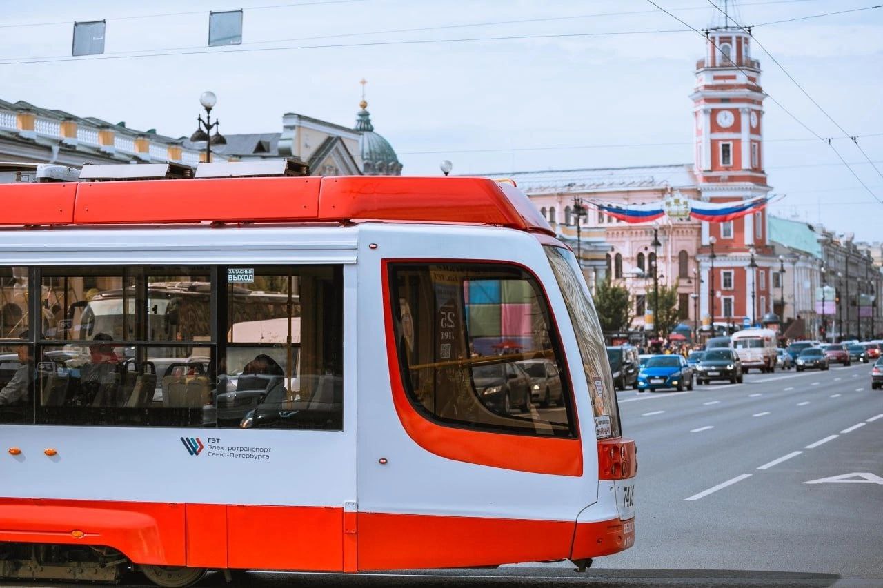 В Петербурге за полгода выявили 711 тыс. случаев безбилетного проезда. Всего за первые шесть месяцев 2025 года проверили оплату проезда у 21,6 млн пассажиров. С недавнего времени штраф за безбилетный проезд повысили до 1500 рублей.