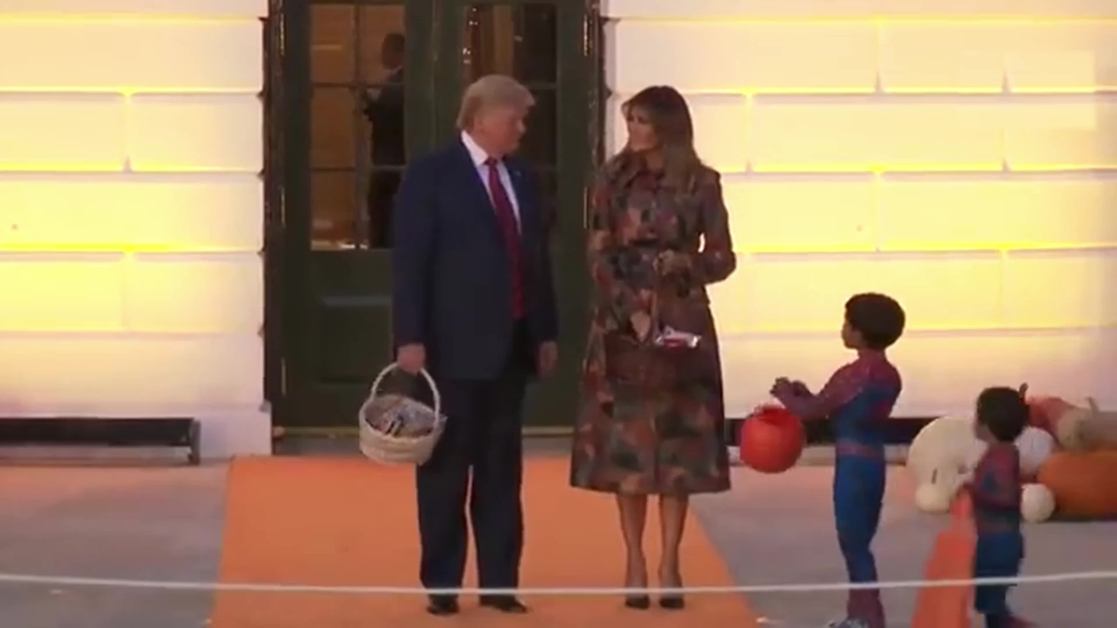 Трамп и Меланья провели Хэллоуин в Белом доме для детей