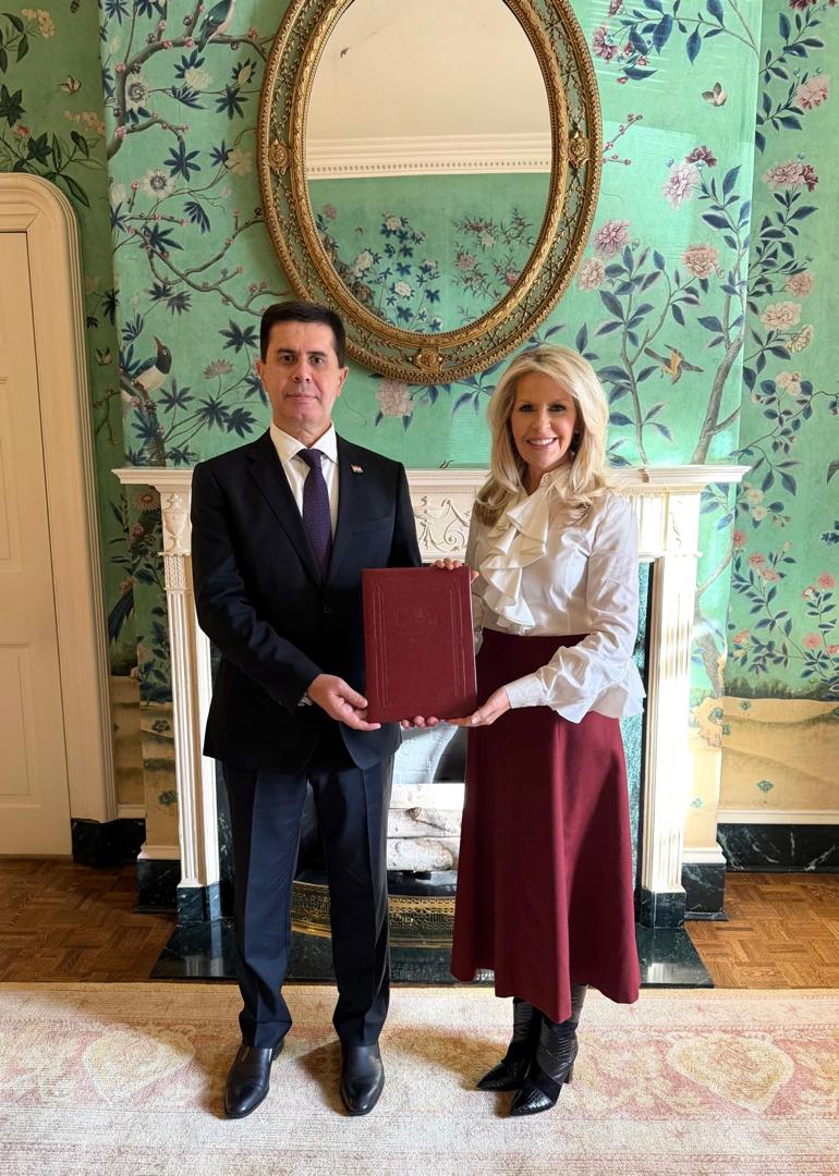 Вручение копий верительных грамот 9 декабря 2025 года в соответствии с правилами страны пребывания вновь назначенный Чрезвычайный и Полномочный Посол Республики Таджикистан в Соединенных Штатах Америки Завкизода Завки Амин вручил копии верительных грамот Начальнику протокола Государственного департамента Соединенных Штатов Америки Монике Кроули По завершении церемонии состоялась конструктивная беседа посвящённая вопросам дальнейшего сотрудничества Муфассал Подробнее Read more mfa tj