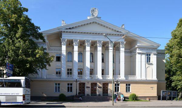 В Эстонии новый скандал –закрывают Центр русской культуры Сотрудники учреждения обратились в мэрию с призывом сохранить заведение. Его потеря нанесет ущерб культурной жизни страны, считают они. Однако городские власти игнорируют эту проблему и не спешат идти на диалог с людьми, которые вот-вот потеряют работу из-за русофобной политики государства. Русское Эстонии не нужно. Да и культура не очень нужна. Подпишись, Правда за нами