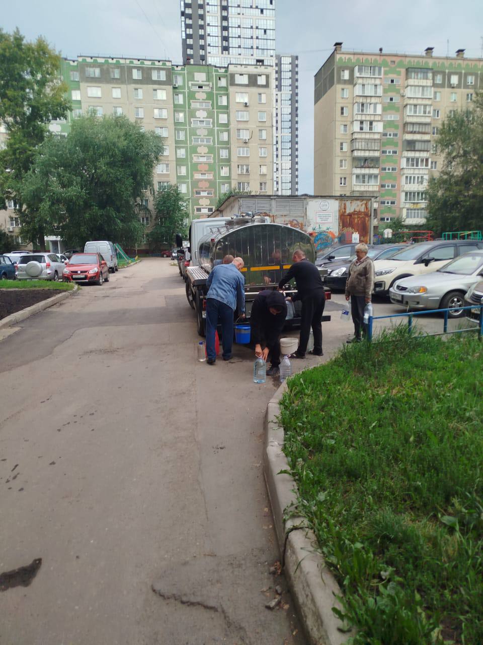 В связи с продолжающимися ремонтными работами на Салавата Юлаева, 29, временно прекращено водоснабжение домов по адресам: Салавата Юлаева, 23, 23А, 25, 25Б и 250-летия Челябинска, 25.   Для обеспечения жителей водой организован подвоз автоцистерной.  МУП «ПОВВ» г. Челябинск