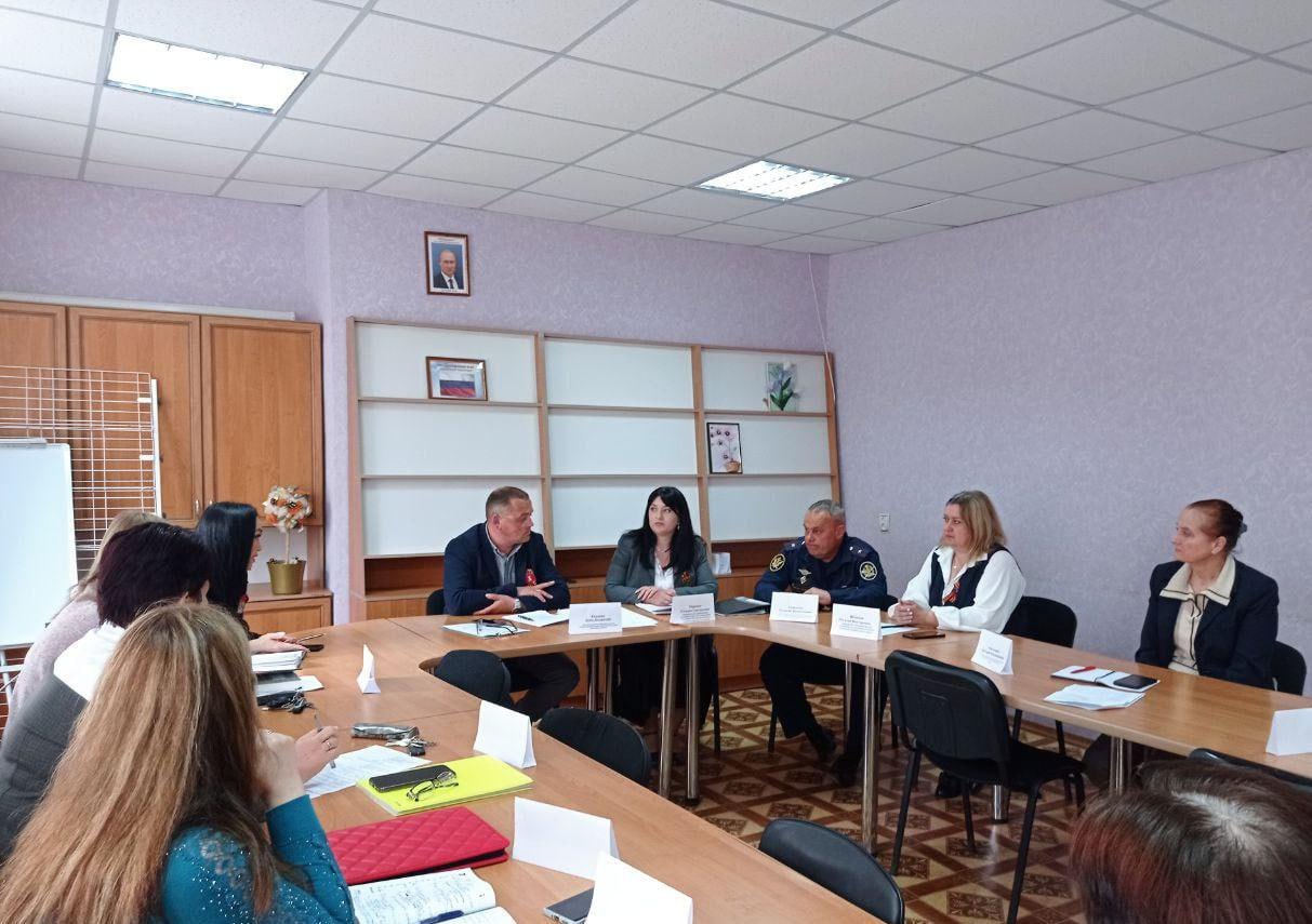 В администрации Чаплынского муниципального округа состоялось очередное заседание комиссии по делам несовершеннолетних В заседании приняли участие представители органов и учреждений системы профилактики безнадзорности и правонарушений несовершеннолетних. Членами комиссии рассмотрены дела об административных правонарушениях в отношении родителей, которые ненадлежащим образом выполняют родительские обязанности по воспитанию, обучению, защите прав и интересов детей. По результатам комиссия вынесла постановления о назначении административного наказания в виде наложения административных штрафов. Также рассмотрен вопрос о сверке несовершеннолетних и семей, признанных находящимися в социально опасном положении, в отношении которых органами и учреждениями системы профилактики проводится индивидуальная работа. Комиссия по делам несовершеннолетних и защите их прав напоминает, что родители/законные представители несут ответственность за воспитание и развитие своих детей, обязаны заботиться об их здоровье, физическом, психическом, духовном и нравственном развитии ст. 63 Семейного кодекса Российской Федерации . Статьей 65 СК РФ обозначено, что родительские права не могут осуществляться в противоречии с интересами детей. Обеспечение интересов должно быть предметом основной заботы их родителей. При осуществлении родительских прав родители не вправе причинять вред физическому и психическому здоровью детей, их нравственному развитию. Способы воспитания детей должны исключать пренебрежительное, жестокое, грубое, унижающее человеческое достоинство обращение, оскорбление или эксплуатацию детей. Родители, осуществляющие родительские права в ущерб правам и интересам детей, несут ответственность в установленном законом порядке.
