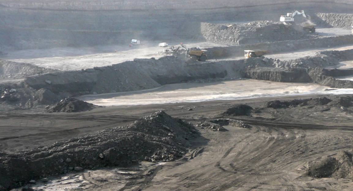 Каждому жителю Монголии угольная госкомпания выплатит по 18 дивидендов Каждый гражданин Монголии получит около 18 дивидендов от экспорта угля за прошлый год от крупнейшей государственной угольной компании страны сообщили в пресс службе Эрдэнэс Таван толгой Совет директоров Эрдэнэс Таван толгой принял решение о том что каждый гражданин Монголии как владелец акций получит часть чистой прибыли от экспорта угля за 2025 год в размере около 18 Эти дивиденды выплатят до 30 апреля 2026 года говорится в сообщении ЭТТ Напомним что в апреле 2012 года акции госкомпании раздали людям их получили 2 5 млн жителей страны В январе 2024 года правительство решило что еще более 1 млн граждан родившихся после 11 апреля 2012 года тоже получат по 1 072 акции ЭТТ и дивиденды по ним geonrgru ИнфоТЭК