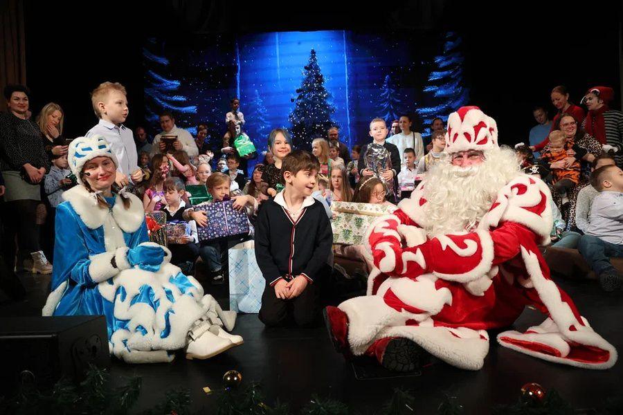 Под Новый год фонд Милосердие детям проводит акцию Гирлянда добра чтобы поддержать сирот и тяжело больных детей Пожертвования направляются на исполнение детских пожеланий наборы со сладостями и новогодними сюрпризами которые сотрудники фонда собирают самостоятельно а также на организацию праздничных встреч в учреждениях где дети проводят длительное время Благотворители указавшие свой e mail смогут получить отчёт о том как была реализована акция Узнать подробности KUDAGO Санкт Петербург