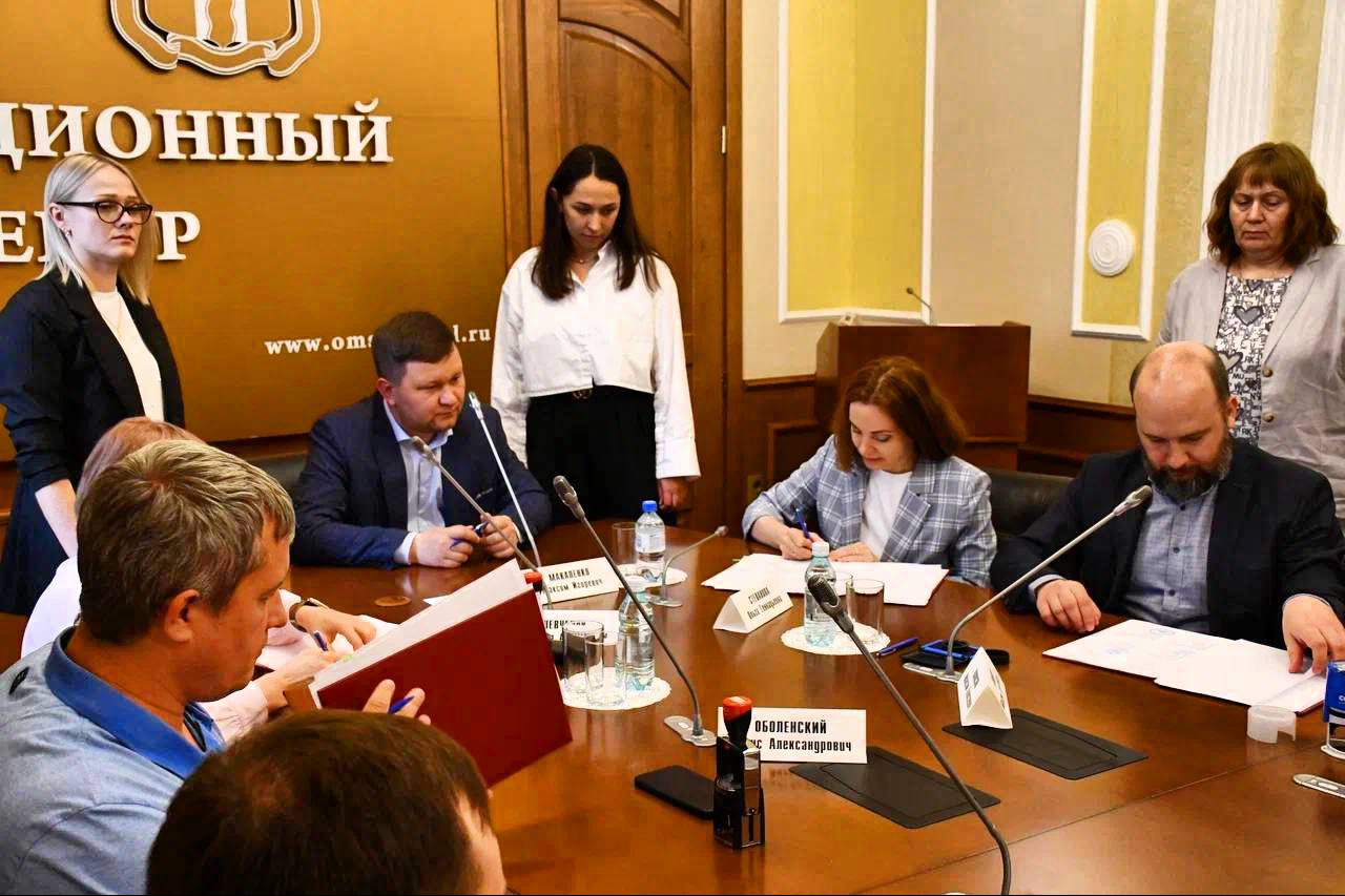 Сегодня совместно с представителями регионального Министерства цифрового развития и связи, колледжей и работодателями подписали соглашение о создании ИТ-кластера. Министерство образования активно участвует в реализации этого федерального проекта, так как основная задача среднего профессионального образования – подготовка высококвалифицированных кадров. Для нас важно быстро реагировать на потребности предприятий нашего региона, это способствует развитию всей системы образования. Благодаря созданию кластера мы движемся к максимальному соответствию системы подготовки кадров запросам регионального рынка труда, а также модернизируем условия для качественной подготовки специалистов по наиболее востребованным профессиям в сфере информационных технологий. По инициативе Президента Владимира Владимировича Путина в нашей стране реализуется федеральный проект «Профессионалитет». В Омской области с 2022 года уже создано пять кластеров, и в этом году мы открываем шестой. Замечательно, что появляется большая сеть взаимодействия между колледжами и реальными партнерами.