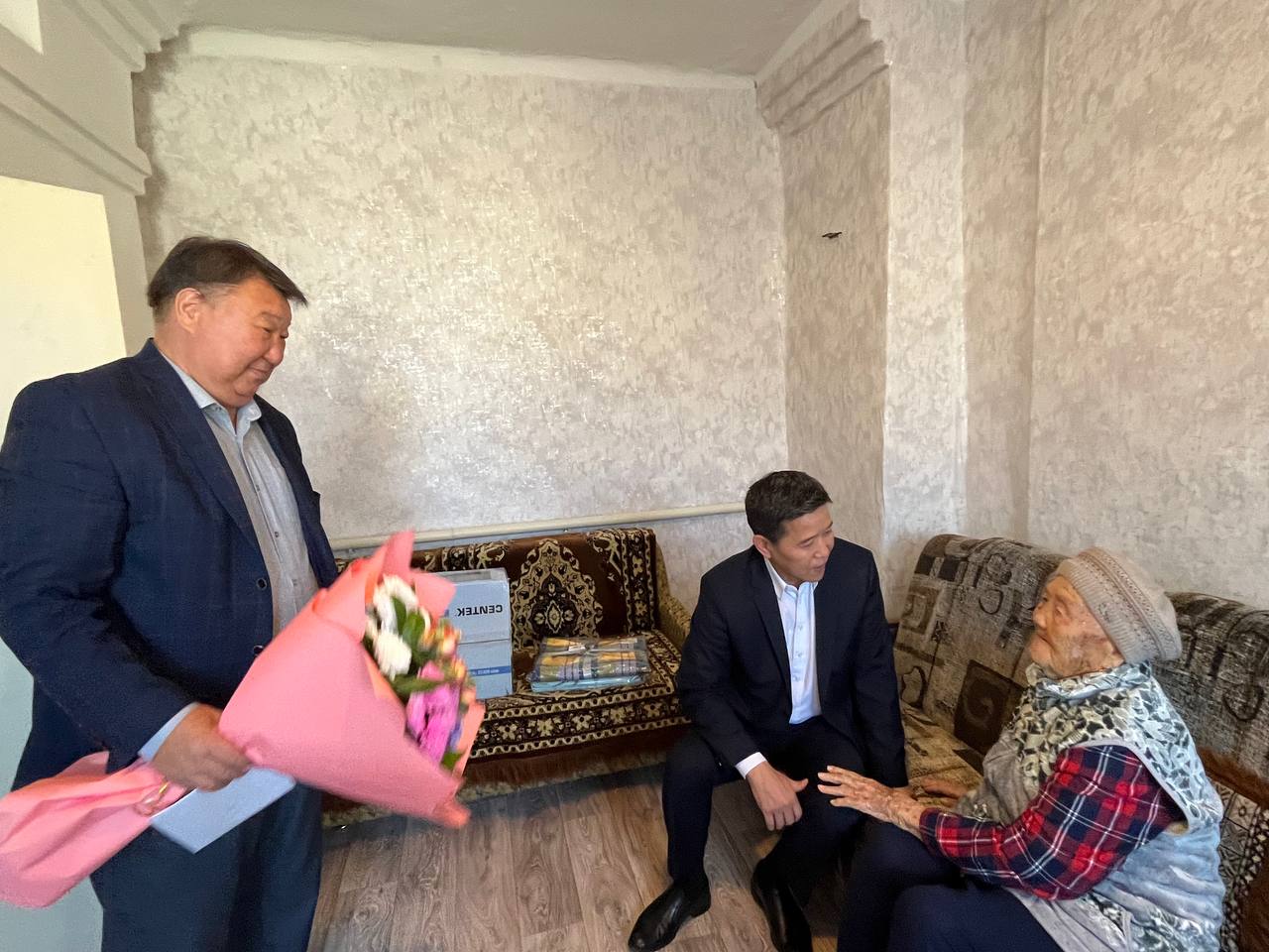 Сегодня свой почтенный 95 летний юбилей отмечает ветеран труда Мацак Егорова Со знаменательной датой ее поздравили первый заместитель главы района Валерий Колошев и начальник Управления по охране объектов культурного наследия Республики Калмыкия Арслан Шардаев Юбилярше вручили поздравительное письмо от имени Президента России Владимира Путина выразив благодарность за многолетний добросовестный труд К поздравлениям присоединился представитель местной администрации Баатр Горяев Мацак Бадушевна родилась в 1930 году в поселке Чилгир в 1943 году она была депортирована в Сибирь где работала на рыбоконсервном заводе в Сургуте После возвращения на родину 20 лет проработала в коммунальном хозяйстве Яшкульского района За многолетний добросовестный труд Мацак Бадушевна награждена медалью За доблестный труд в Великой Отечественной войне ведомственными и юбилейными наградами Фото Яшкуль энкр мини hазр Быть в курсе Прислать новость Также подписывайтесь на наш новостной канал в MAX Вести Калмыкия