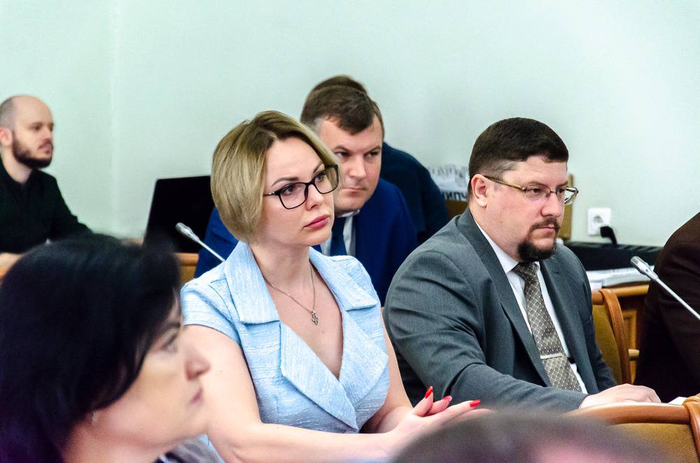 Бывший учитель географии возглавила управление благоустройства Ростова В Ростове на должность начальника управления благоустройства и лесного хозяйства назначена Татьяна Сапрыкина, сообщил глава города Александр Скрябин. Татьяна Сапрыкина в 2003 году окончила Ростовский государственный университет, там она училась на направлении «Экономическая география». Затем, в 2020 году она прошла переподготовку по программе «Юриспруденция». С 2000 по 2006 год Сапрыкина трудилась учителем географии в ростовской гимназии № 45. Затем она занимала различные должности в муниципальных учреждениях ЖКХ Ростова, департаменте ЖКХ и энергетики, а также в управлении благоустройства и лесного хозяйства. В 2016 году Сапрыкина перешла на руководящие должности в коммерческих организациях. Там она проработала до 2024 года. #ростов #новостиростова #ростовнадону