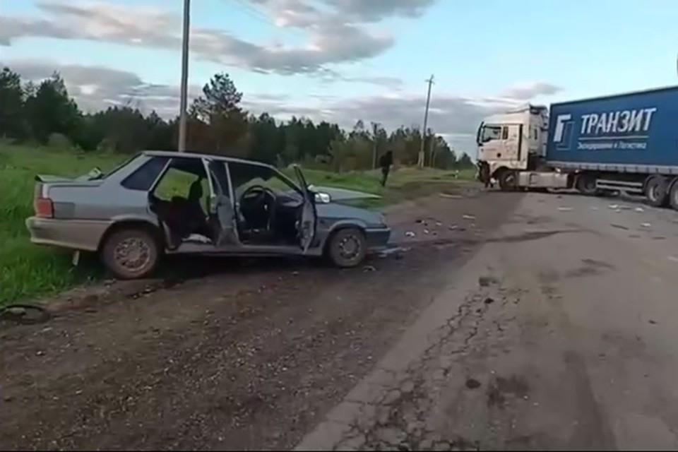 Смертельное ДТП произошло вчера вечером на трассе Чернушка—Куеда 39-летний водитель ВАЗ-2115 ехал в сторону Куеды и на 25-м километре трассы выехал на встречку по неустановленным причинам. Там он столкнулся с грузовиком «Ситрак». В результате аварии водитель легковушки погиб. По факту происшествия проводится проверка. Подпишись на «КП-Пермь»