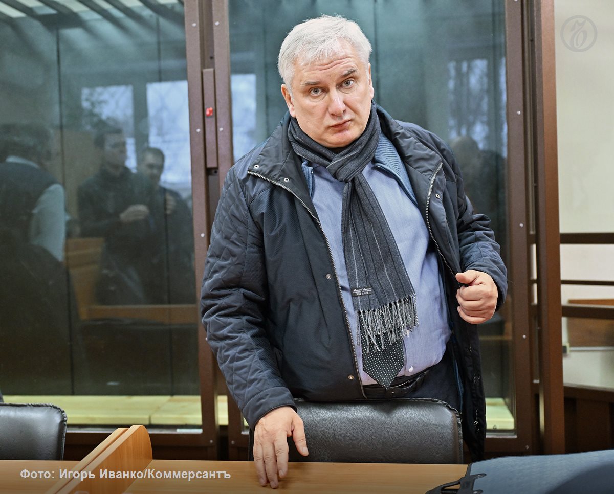 Гособвинение запросило три года условного заключения для бывшего военного судьи Альберта Тришкина Он обвиняется в том что во время дорожного конфликта из травматического пистолета ранил в ногу водителя такси Подсудимый просил переквалифицировать свои действия настаивая что причинил здоровью оппонента легкое а не средней тяжести повреждение как говорится в деле Подписывайтесь на Ъ Оставляйте бусты