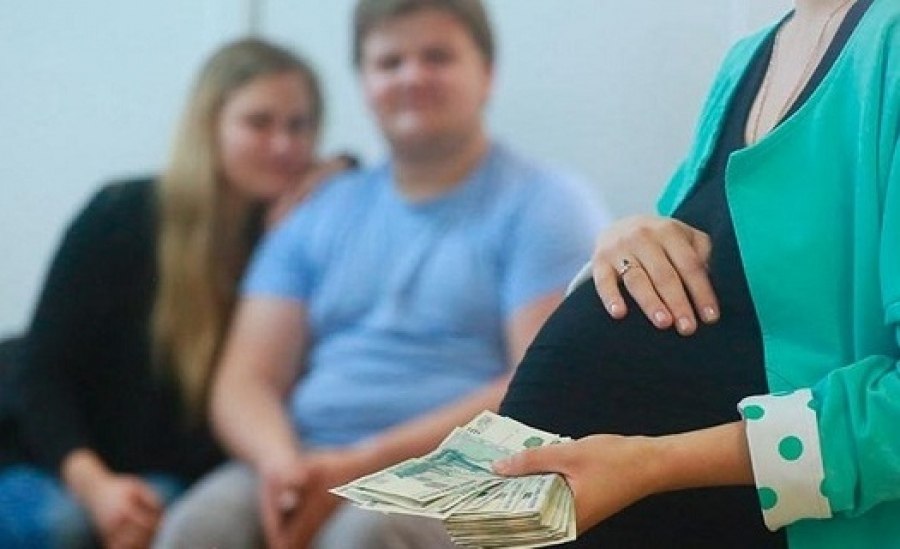 В Тюмени суррогатная мать отказалась передавать родителям Биологические родители настаивают на исполнении договора Суррогатная мать в Тюмени отказалась передавать ребенка биологическим родителям из Екатеринбурга сославшись на выявленные патологии развития плода По данным источника издания женщина имеет шестилетний опыт суррогатного материнства и успешно выносила четверых детей пишетUra ru Как утверждает собеседник издания возникли сложности с последним пятым плодом Он развивается с некоторыми отклонениями существует угроза рождения ребенка с нарушениями здоровья Биологические родители готовы увеличить денежную компенсацию но настаивают на передаче ребенка Иск рассматривается в закрытом режиме в Екатеринбургском районном суде Наши соцсети taplink cc themoscowpost