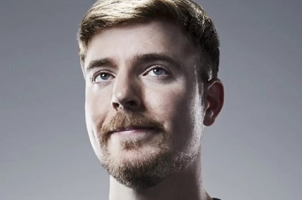 Блогер MrBeast выразил готовность стать новым гендиректором соцсети X Пост гендиректора X покинула Линда Яккарино. Её назначил американский бизнесмен Илон Маск после того, как купил соцсеть. «Я займу это место», — написал MrBeast настоящее имя — Джимми Дональдсон , который считается самым популярным блогером в мире. Ранее MrBeast заявлял о своём желании стать владельцем китайской соцсети TikTok. Он уточнил, что таким образом планирует спасти её от блокировки в США. Соцсеть заблокирована в РФ по требованию Генпрокуратуры Фото: скриншот / Все каналы АиФ