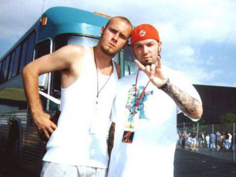 Сооснователь и бас гитарист группы Limp Bizkit Сэм Риверс скончался Информация о его смерти появилась в официальном аккаунте коллектива Музыкант основал Limp Bizkit вместе с Фредом Дёрстом в 1994 году veraafanasyeva