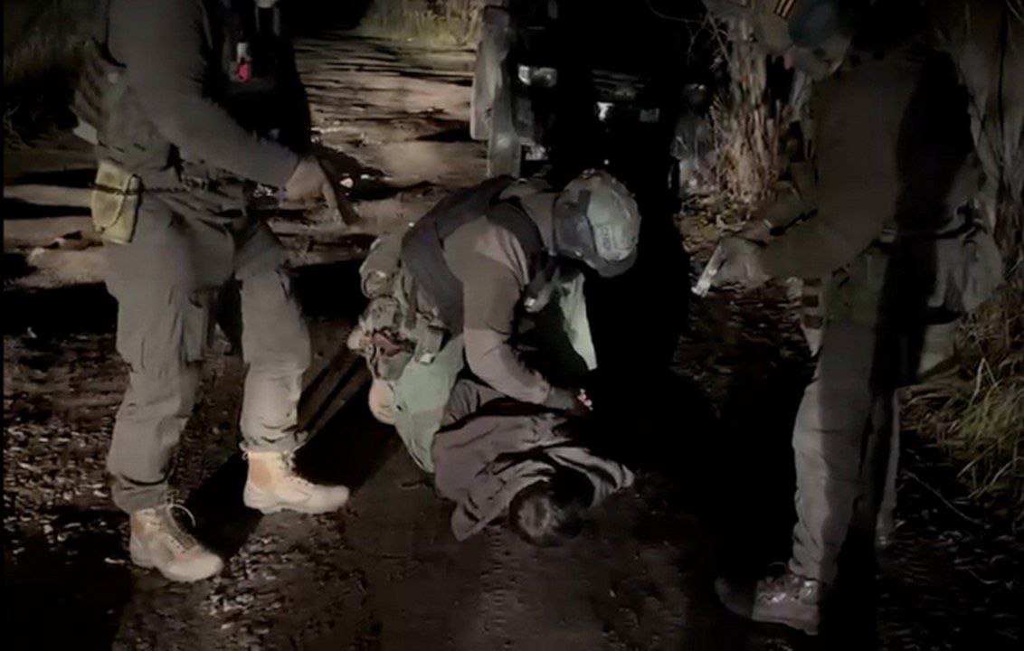 Брянские партизаны поймали калужского грабителя Сотрудники СОБР Партизан управления Росгвардии по Брянской области помогли полицейским задержать мужчину напавшего на их коллегу Это оказался 31 летний житель Калужской области Как сообщили в УМВД по Брянской области мужчина похитил из брянского магазина корзину с продуктами и сбежал Продавец попыталась догнать его но не смогла В это время мимо проезжал участковый уполномоченный полиции Он предпринял попытку задержать преступника Но грабитель ударил его несколько раз и скрылся Полицейского госпитализировали