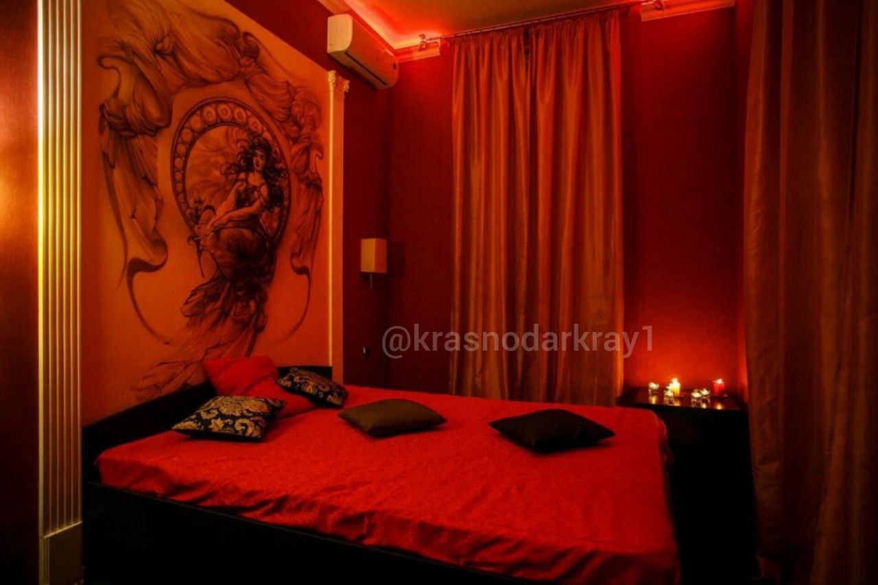 Администратор массажного салона осуждена в Краснодаре Октябрьский районный суд огласил приговор в отношении 32 летней девушки признав ее виновной в совершении преступлений предусмотренных ч 2 ст 210 УК РФ Участие в преступном сообществе ч 3 ст 240 УК РФ Вовлечение в занятие проституцией и ч 1 ст 241 УК РФ Организация занятия проституцией Установлено что подсудимая являлась участницей преступного сообщества занимающегося организацией работы сети массажных салонов Релакс на территории Краснодарского края Выполняя функции администратора салонов расположенных в г Краснодаре и г Новороссийске подсудимая проводила инструктаж девушек контролировала их деятельность составляла ведомости оказания ими услуг клиентам составляла графики работы девушек выдавала им денежное вознаграждение а также занималась поиском новых сотрудниц салона Подсудимая полностью признала вину активно способствуя в изобличении и установлении других участников преступного сообщества Судом уголовное дело было рассмотрено в особом порядке виновной назначено наказание в виде лишения свободы на срок 4 года 6 месяцев условно с ограничением свободы сроком на 1 год Перейти в наш канал МАХ Подпишись поделись krasnodarkray1 Прислать видео новость