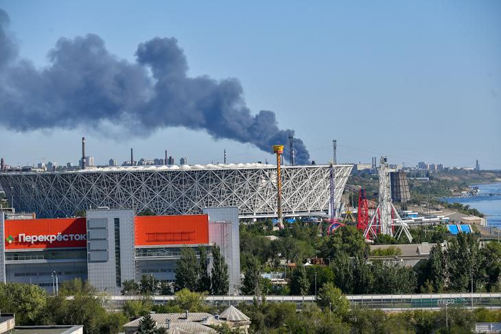 В Волгограде утром 30 августа загорелся рынок на Тракторном Площадь пожара пока неизвестна Огромный столб чёрного дыма видят и жители Волгограда и Заволжья Пожарные расчёты на месте Вся информация уточняется