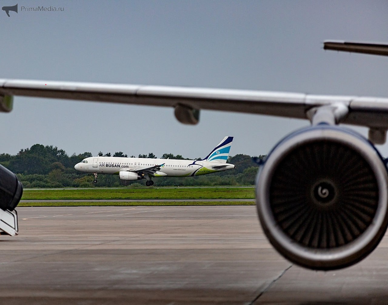 Аэропорт Владивостока и власти Приморья на данном этапе не видят предпосылок для возобновления прямого авиасообщения с Японией и Южной Кореей Сейчас попасть в эти страны из Владивостока можно через аэропорты Китая но это достаточно рисковые варианты К примеру на фоне текущего обострения отношений с Японией в КНР были отменены рейсы по 12 маршрутам в эту страну в том числе в популярные среди туристов города Киото и Осака Аэропорт также Владивостока не ожидает взрывного роста на китайском направлении после отмены визового режима между нашими странами Конечно после хороших новостей мы скорректируем планы по пассажиропотоку на китайском направлении на 2026 й год Я бы лично предположил что рост составит порядка 7 10 пояснил начальник отдела авиационного маркетинга АО Международный аэропорт Владивосток Дмитрий Хазин Подписывайтесь на PrimaMediaBiz