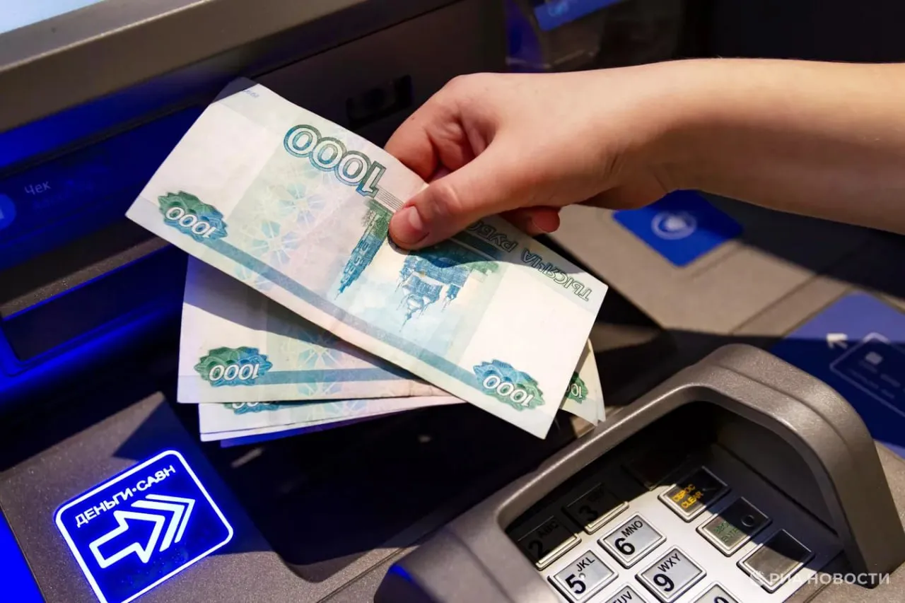 Объем выдач потребкредитов в России в марте стал рекордным с сентября 2024 года рассказали РИА Новости в Скоринг бюро Показатель вплотную приблизился к 380 млрд рублей Это почти на треть больше в месячном выражении и в 1 7 раза в годовом Подписаться на РИА Новости экономика
