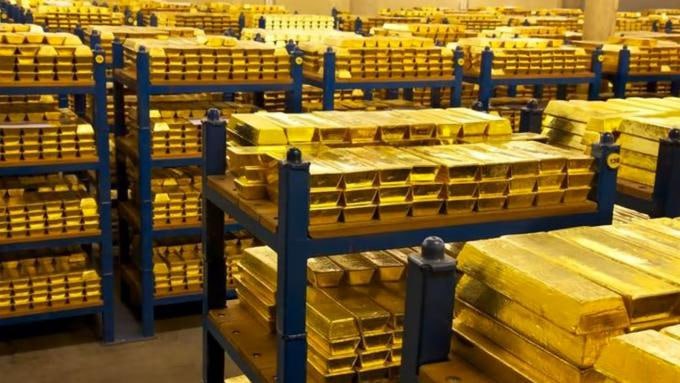 Темп прироста белорусских ЗВР сократился в два раза Национальный банк Беларуси обнародовал информацию об изменении золото валютных резервов страны за октябрь этого года По сравнению с сентябрем ЗВР прибавили на 441 млн долларов Но темп роста замедлился в сентябре их прирост к августу был 871 7 млн долларов Замедление обусловило в первую очередь монетарное золото которое занимает основную долю в белорусских ЗВР Также уменьшился прирост по резервам в инвалюте Если за сентябрь они прибавили на 176 млн долларов то за октябрь на около 125 млн долларов На 1 ноября их запас составлял 5 37 млрд долларов