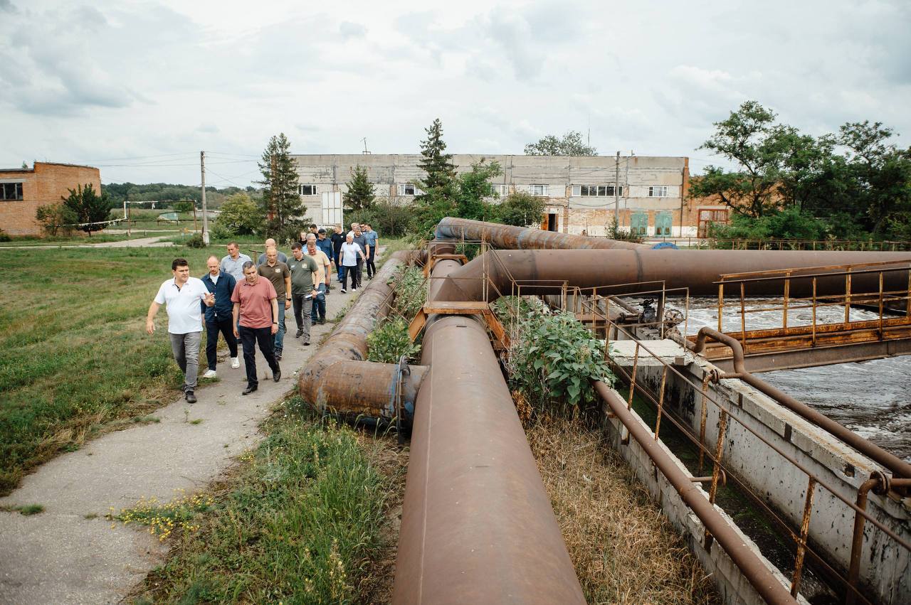 В бюджете Курской области нет денег на завершение строительства очистных  Работы при этом выполнены менее чем на половину.  Сегодня запахи в районе очистных оценил и врио губернатора.  - На катере дошли до очистных сооружений, подходили к берегу как раз во время сброса — судя по запаху, не исключаю факты незаконных сбросов и превышения норм Курскводоканалом. Ещё в конце 2023 года должна была завершиться реконструкция очистных сооружений за счёт федеральных средств. Но увы, работы выполнены меньше, чем на половину. Сейчас идут судебные тяжбы. На завершение строительства нужны дополнительные средства, в регионе их нет, - рассказал Александр Хинштейн.