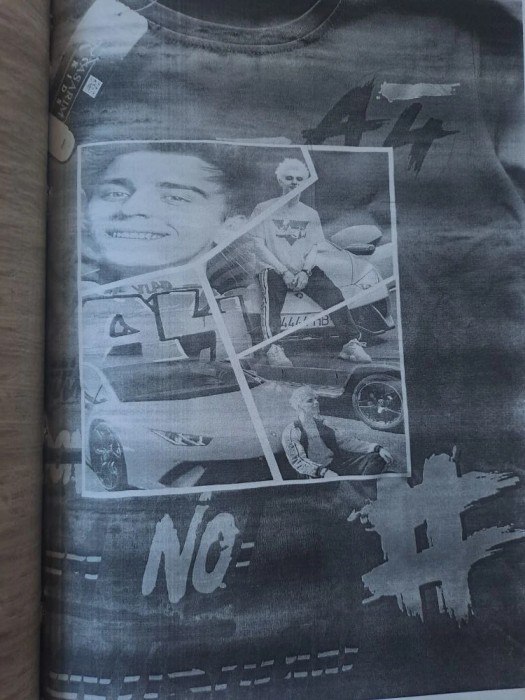 Влад A4 пытался отсудить деньги у уралочки за футболку не вышло Образ блогера Влада Бумаги A4 внезапно перестал быть источником лёгких денег Компания правообладатель обратилась в суд требуя с бывшего ИП из Режа 30 тысяч рублей за футболку с принтом A4 и Ламбой которую в мае 2024 года продавали в магазине Карамелька Однако Режевской городской суд решил что одной популярности для победы мало цепочка прав на дизайн не доказана товарные знаки в России не зарегистрированы а сам рисунок на футболке оказался неидентичен оригиналу В итоге ни компенсации ни возмещения судебных расходов Одни бумажки правильное решение Сам виноват что не зарегистрировал товарный знак подписчиков миллионы а компенсацию требуют с небольшого ИП несправедливое решение Видно же что используют образ блогера Подписаться на 4 канал Мы в MAX