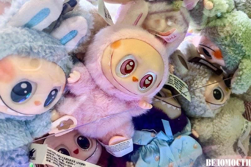 Россияне потратили на Лабубу более 3 млрд рублей на Wildberries в 2025 году Всего было куплено почти 5 млн игрушек  С сентября по ноябрь прошлого года продажи Лабубу снижались примерно в 1 5 раза ежемесячно сообщила объединенная компания Wildberries и Russ РВБ  В декабре оборот игрушек увеличился почти в два раза относительно ноября и превысил 200 млн рублей Персонажа Лабубу с заячьими ушами и зубастой улыбкой придумал гонконгский дизайнер Касинг Лунг для книги The Monsters в 2015 году Позднее китайская Pop Mart выпустила фигурки и пушистые брелоки Лабубу разных цветов Лабубу стали популярны в 2025 году благодаря TikTok и знаменитостям Telegram Max