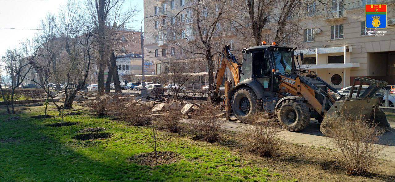 Пешеходные зоны начали приводить в порядок вокруг Дома Павлова в Волгограде  Изношенный асфальт и бетонные плиты меняют на площади Ленина, а также улицах Наумова и 13-й Гвардейской дивизии.  В ближайшее время здесь высадят более 130 деревьев, среди которых клены, липы, сосны, можжевельники, а также кустарники сирени и барбариса.    Подписаться