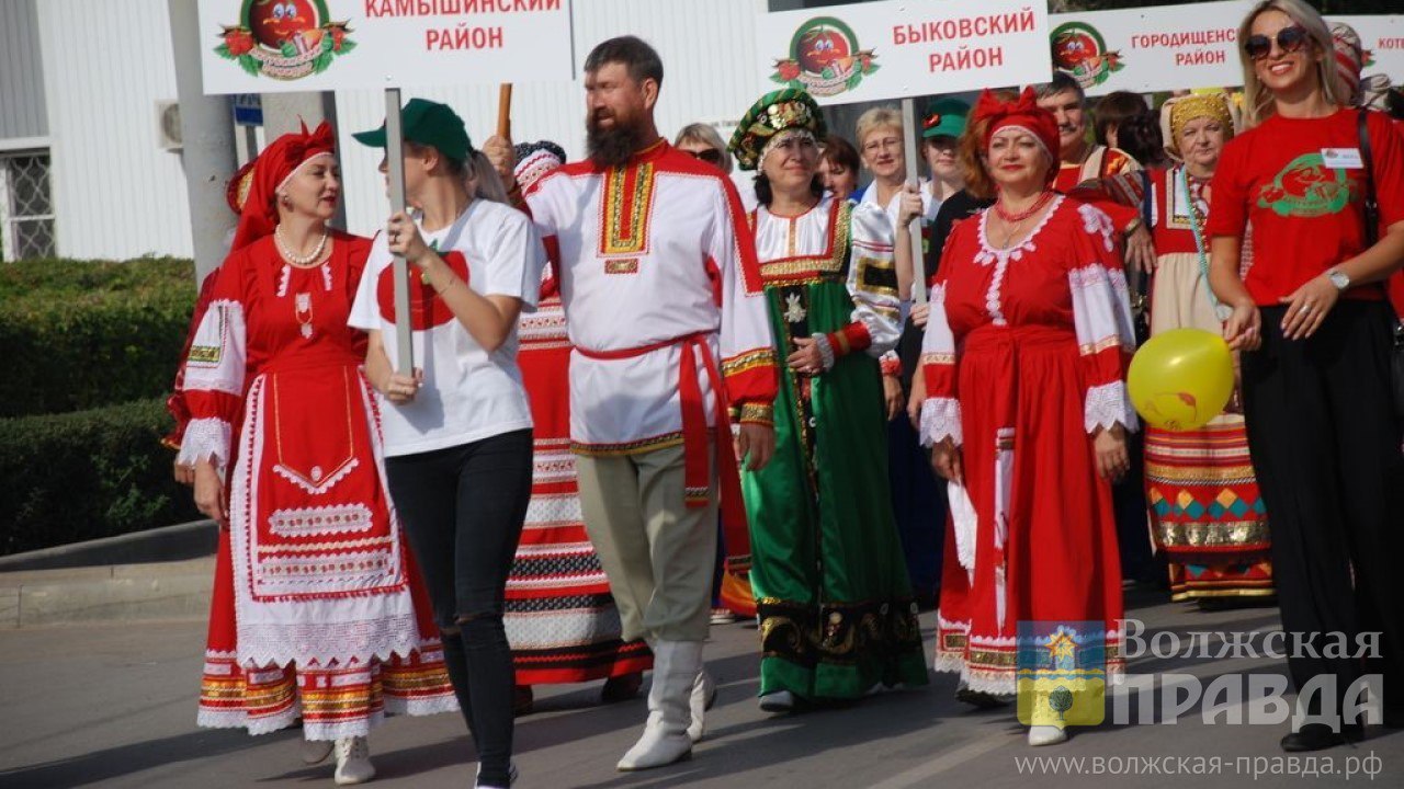 На аграрном фестивале выступят 115 волжан и Сеньор Помидор 6 сентября в Средней Ахтубе пройдет областной фестиваль Ахтубинский помидор Для него подготовлена большая программа где выступит в том числе делегация из Волжского в составе 115 человек Как сообщает пресс служба администрации города волжане станут участниками красочного костюмированного шествия наши земляки пройдут в ярких нарядах во главе с Сеньором Помидором Кроме того волжане подготовили множество творческих номеров На фестивале выступят коллективы ЦКИИ Октябрь Это ансамбли Волжские узоры Золотые купола Костяника театр мод VOLZHSky Мodels Поучаствует в концертной программе и коллектив Группа здоровья подростково молодежного комплекса Каскад Пройдет в рамках фестиваля и выставка народных промыслов Рог изобилия На ней свои изделия представят волжане из объединения Город мастеров Волжская правда Подписаться