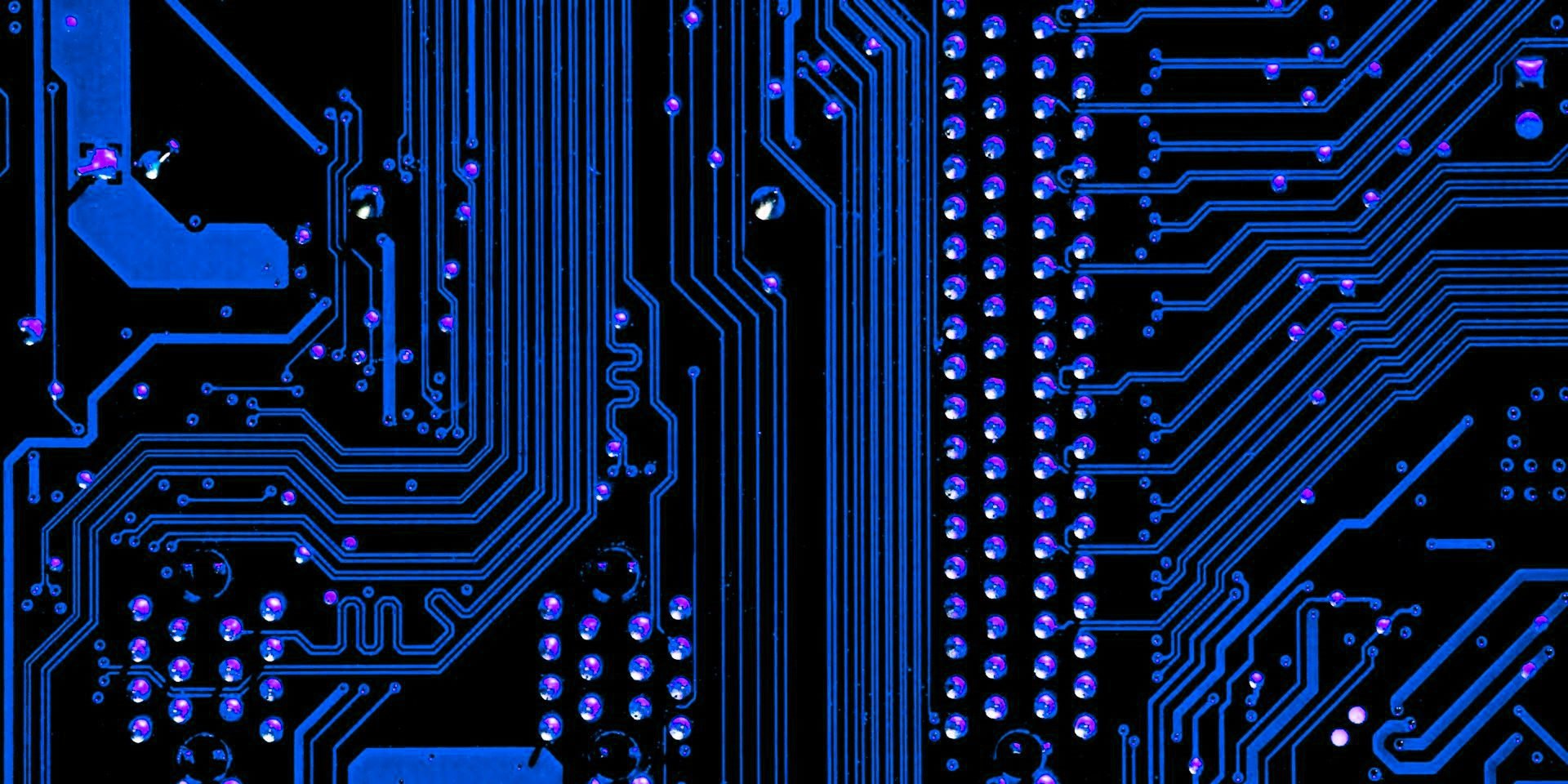 Чипам Intel Nova Lake для ноутбуков приписывают до 28 процессорных ядер и до 12 ядер графики  Кратко: Согласно слухам, новые процессоры Intel Nova Lake для ноутбуков предложат до 28 ядер, причем флагманские модели HX получат уникальную конфигурацию из 8 производительных, 16 эффективных и 4 маломощных ядер, а также мощную интегрированную графику на архитектуре Celestial. Модели для массового сегмента  H  будут иметь до 16 ядер и различные конфигурации графики, а бюджетные варианты – до 4 производительных ядер. Информация о высокопроизводительных чипах Nova Lake AX с мощной интегрированной графикой пока отсутствует, вероятно, от их выпуска отказались.    Полная версия