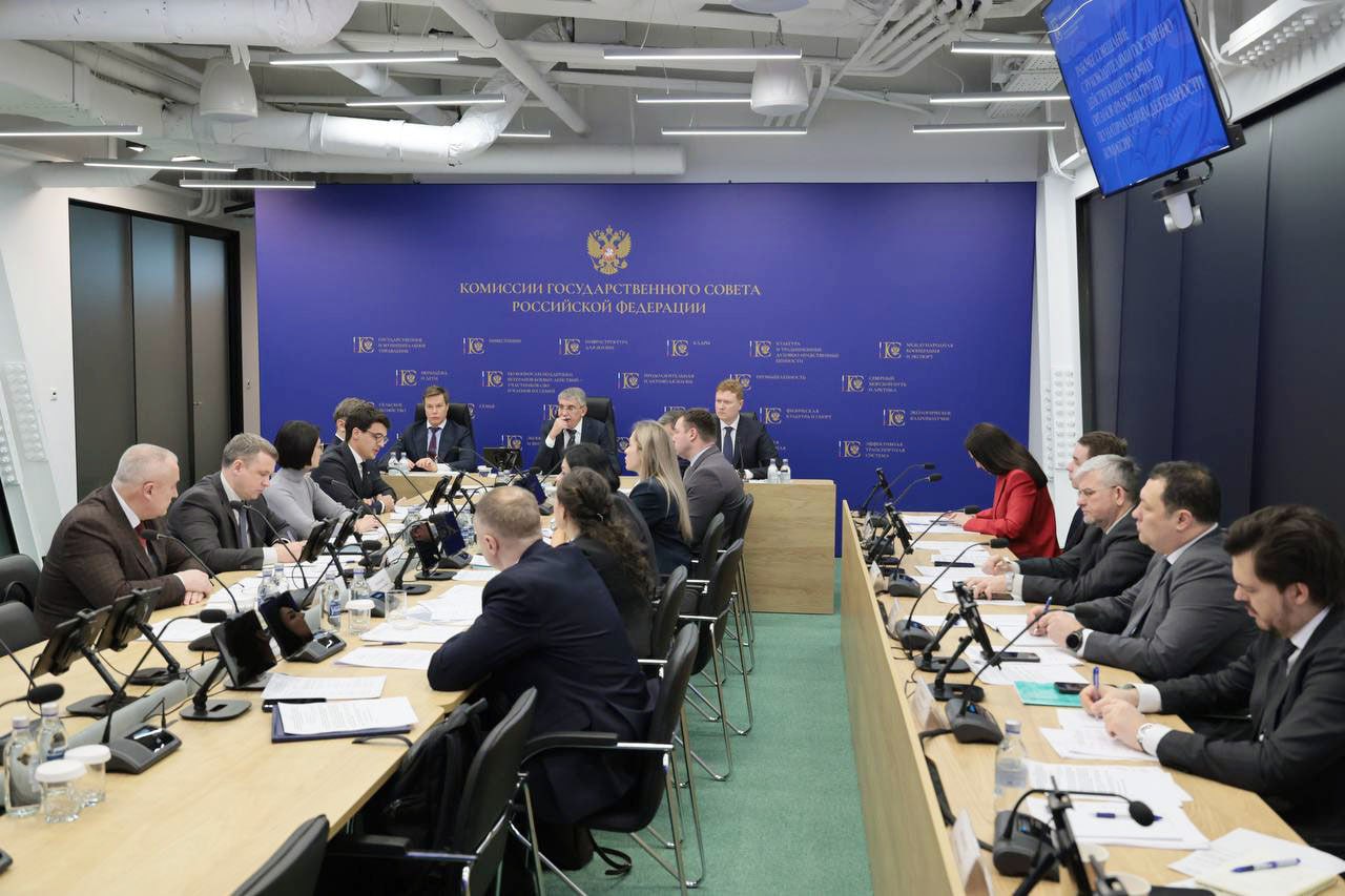 От результатов к новым целям Губернатор Дмитрий Миляев провел рабочее совещание комиссии Госсовета РФ по направлению Физическая культура и спорт Совещание прошло 29 января в Москве На нем присутствовали руководители постоянно действующих рабочих групп по направлениям работы комиссии Было отмечено что комиссия Госсовета по спорту в минувшем году работала эффективно и в 2026 году темпы снижаться не будут В едином календаре спортивных мероприятий запланировано более 12 тыс событий все они должны пройти на высоком уровне   Одна из главных задач комиссии обеспечить вовлеченность в эти мероприятия людей всех возрастов и социальных групп в том числе ветеранов СВО Дмитрий Миляев поблагодарил администрацию Президента и Министерство спорта РФ за активную поддержку инициатив разработанных на площадке комиссии Залог успеха в качественном взаимодействии комиссии по спорту с администрацией Президента Министерством спорта РФ членами комиссии подчеркнул Губернатор Подробности на сайте регионального Правительства