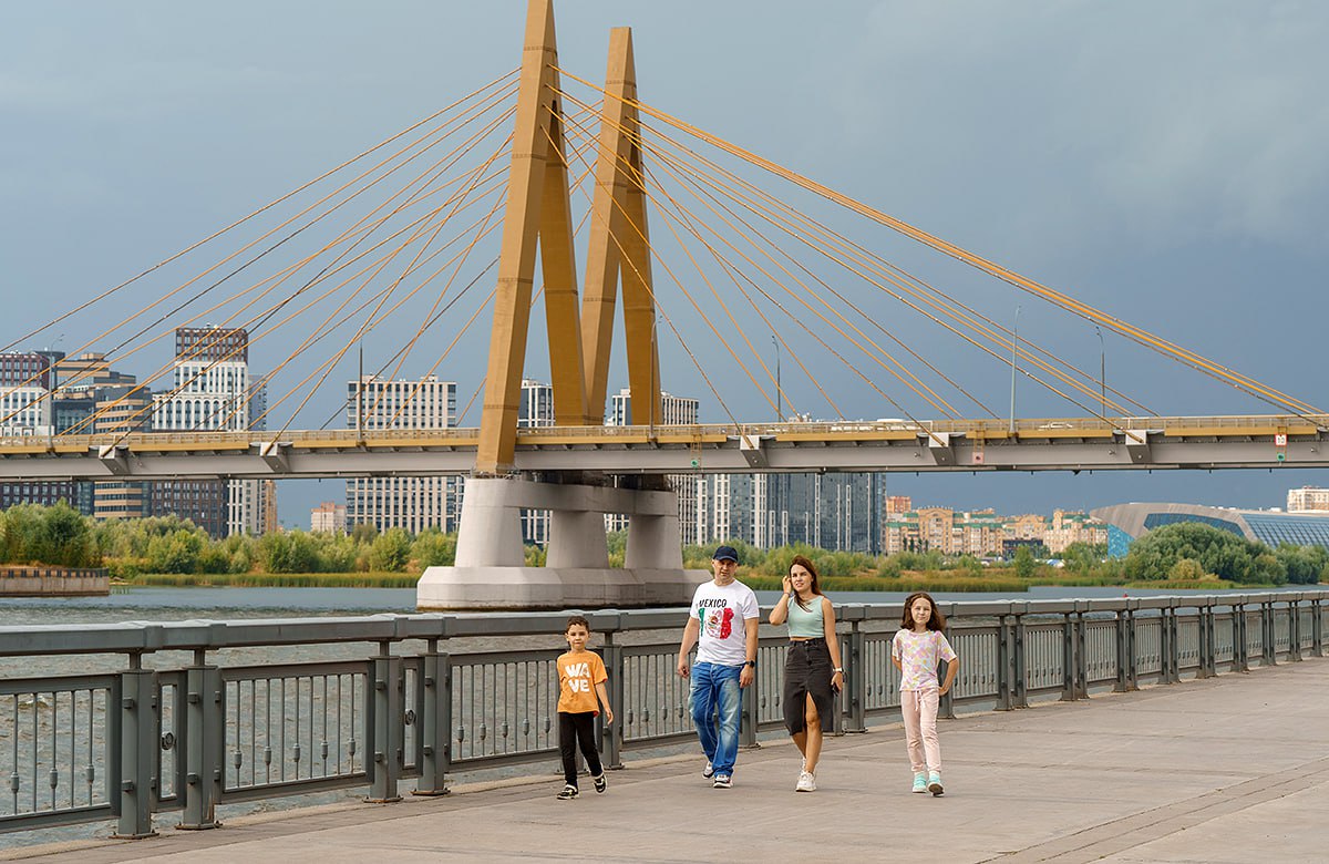 В Татарстане введены новые меры поддержки семей с детьми Республика Татарстан в соответствии с поручениями Президента России в рамках реализации национального проекта Семья и решением Раиса РТ Рустама Минниханова запустила комплекс новых мер социальной поддержки семей с детьми Об этом сообщает пресс служба Министерства труда РТ 1  Первое нововведение единовременная выплата 100 тысяч рублей беременным женщинам обучающимся по очной форме Выплату смогут получить граждане России проживающие в Татарстане и состоящие на учете по беременности после 12 й недели Заявление необходимо подать в отделение Республиканского центра материальной помощи по месту жительства 2  Вторая мера компенсация 30 стоимости обучения детей из многодетных семей в средних профессиональных образовательных организациях на очной форме Заявки можно будет подать с 1 ноября 2025 года а компенсация распространяется на обучения начавшиеся с 1 сентября 2025 года Обратиться за выплатой может один из родителей либо сам студент если ему от 18 до 23 лет 3  Третье направление запуск пилотного проекта по созданию пунктов проката предметов первой необходимости для новорожденных которые откроются на базе центров соцобслуживания Родители воспитывающие малышей до 1 5 лет и соответствующие ряду социальных критериев студенты образовательных организаций профессионального или высшего образования очной формы обучения в возрасте до 25 лет включительно многодетные семьи в возрасте до 30 лет включительно одинокие родители получающие ежемесячное пособие в связи с рождением и воспитанием ребенка смогут временно и на безвозмездной основе получить такие предметы как коляска кроватка ходунки санки коляска и другие а также получить консультации по их эксплуатации После окончания использования вещей родители будут обязаны вернуть предметы в хорошем состоянии  Подпишитесь на iatatarinform Читайте нас в МАХ