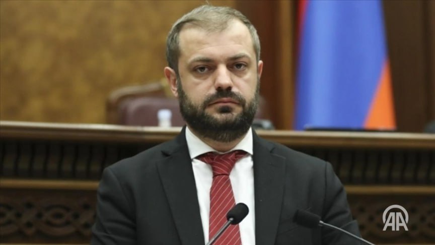 Ереван и Баку достигли договоренности о поставках сжиженного природного газа и битума в Армению через территорию Азербайджана Как передает Report об этом сообщил министр экономики Армении Геворг Папоян в соцсети Facebook Между Арменией и Азербайджаном достигнута договоренность о железнодорожной перевозке сжиженного газа и битума через территорию Азербайджана Наши предприниматели уже могут воспользоваться этой возможностью написал он Подробнее на нашем сайте v aa com tr 3812467 24 7 в сутки с Агентством Анадолу