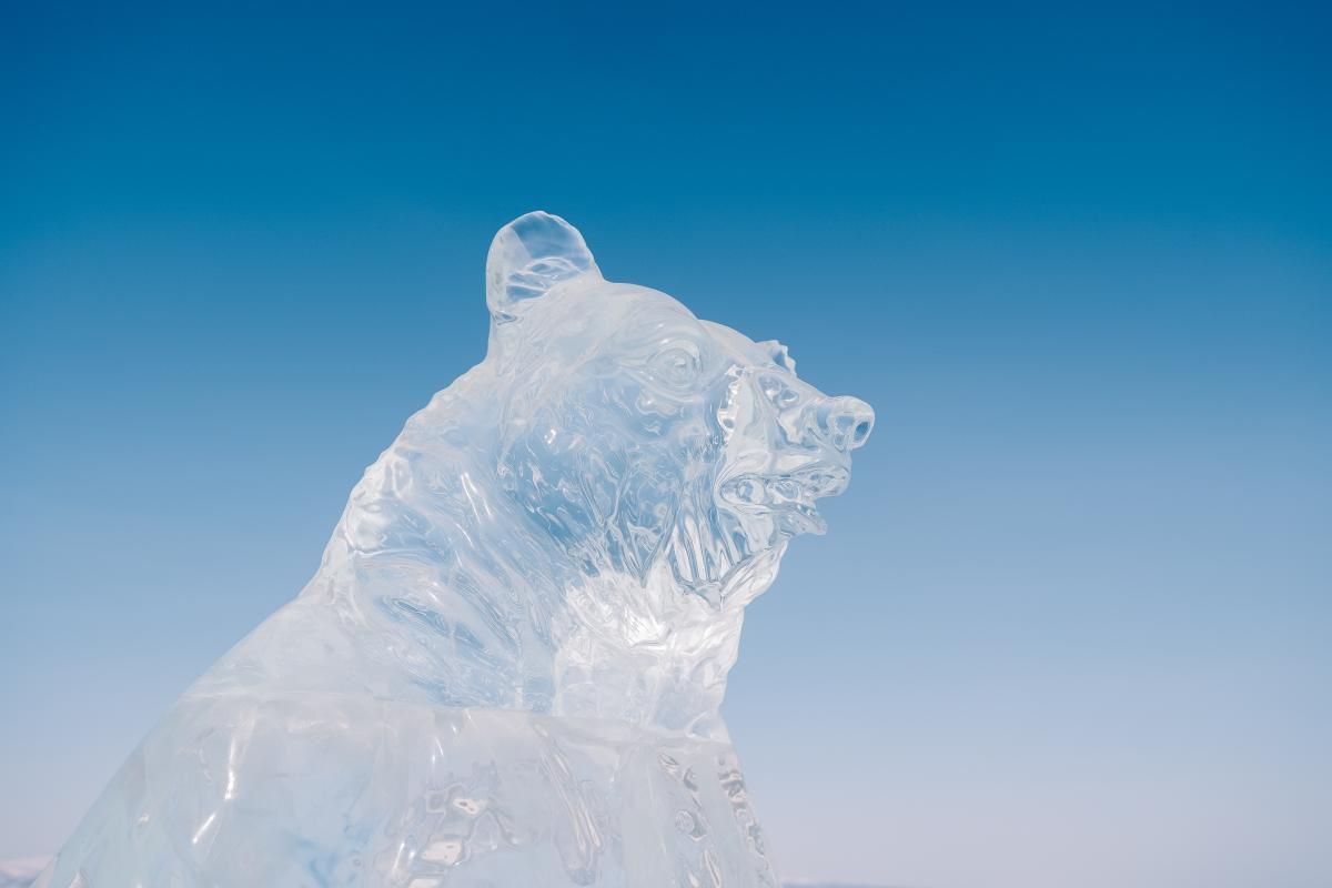 Байкальские ледяные скульптуры как двигатель зимнего туризма Фестиваль Olkhon Ice Fest на Байкале проводится с 2020 г превращает ледяное искусство в инструмент устойчивого развития региона Учёные Байкальского института природопользования СО РАН Улан Удэ исследовали его влияние Четыре основы успеха 1 Природный материал уникальный прозрачный лёд Байкала 2 Узнаваемый художественный стиль 3 Экологическая повестка акцент на сохранении природы 4 Активное участие местного бизнеса и сообществ За три года 2021 2024 зимний турпоток на Ольхоне вырос на 70 Учёные видят в этом модель для других северных регионов Исследование опубликовано в международном журнале Sustainability