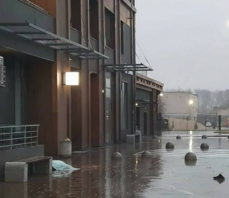 Обнаружено тело мужчины у многоэтажки в Перми Сегодня утром в индустриальном районе Перми возле дома 52а по улице Стахановской нашли тело мужчины По данным очевидцев у погибшего почти не было одежды а от удара ему оторвало руку сообщает В курсе ру Очевидцы услышали громкий хлопок около восьми утра предположительно мужчина упал с общего балкона В СК уточнили что погибшему было 37 лет Следователи устанавливают обстоятельства произошедшего Пермь с огоньком Подписаться Дать буст Мы в MAX