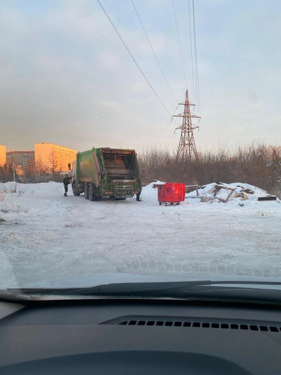 В Копейске восемь щенков завязали в пакет и бросили умирать в мусорный бак   На улице Республиканской женщина услышала писк в контейнере, заглянула внутрь и увидела, как что-то шевелится. Когда добралась до пакета и разорвала его, была шокирована — в нем находились восемь щенков. Они еще слепые.    Как рассказала женщина, она несколько часов отогревала малышей в машине. Для двоих нашла хозяев среди знакомых, но больше никто не откликнулся. Тогда она отнесла коробку к зоомагазину в ТРК, где уже другая женщина забрала щенков и отвезла к своим родителям. Теперь семья выхаживает крох: они спят в тепле, едят детскую молочную смесь и набираются сил.  "Щенки живы! Слава Богу и великое спасибо мои родителям, папе и маме, которые сейчас взяли их и следят за ними и кормят. Мы кое-как их отогрели. Спасибо девушке из магазина, которая принесла жилетку. Малыши настолько были холодные — это жуть, пуповина не отошла. А сегодня они сытые и в тепле. Дальше — только в лучшие семьи", — отметила местная жительница.  Фото, видео:      Вести Южный Урал   Челябинск