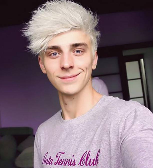 Суд отказал Владу А4 в защите прав на его изображение Представители Влада подали в суд на предпринимателя который продавал футболки с его изображением В итоге суд отказал в иске отметив что дизайн спорных вещей не похож на те изображения на которые ссылалась защита пишут 112 ВПШ