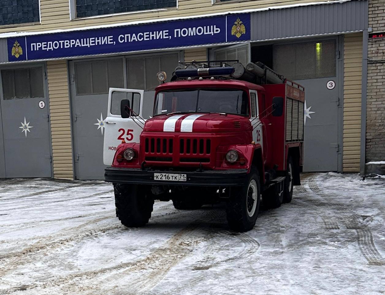 В Туле эвакуировали школу из-за короткого замыкания  Днем понедельника, 24 февраля, в Туле эвакуировали детей и педагогов из школы №21. Об этом в социальных сетях сообщили очевидцы. По словам туляков, на месте работают несколько пожарных расчетов и бригада медиков.  Как сообщили в пресс-службе регионального управления МЧС, в школе произошло короткое замыкание. Последующего возгорания не было.  Источник Тула пресса