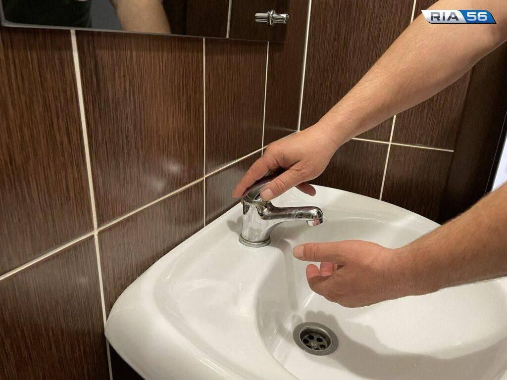 РИА56 До вечера на трех улицах Оренбурга не будет холодной воды Из за утечки воды на чугунном водоводе на проспекте Победы ограничено холодное водоснабжение по следующим адресам ул Монтажников 2 4 6 10 12 14 14 1 ул Промышленная 6 7 9 11 пр т Победы 144 144 а К1 К2 150 1 152 1 156 1 156 2 156 3 Подвоз воды организовае по адресам пр т Победы 156 1 и ул Монтажников 2 Завершить ремонтные работы планируется сегодня к 19 00