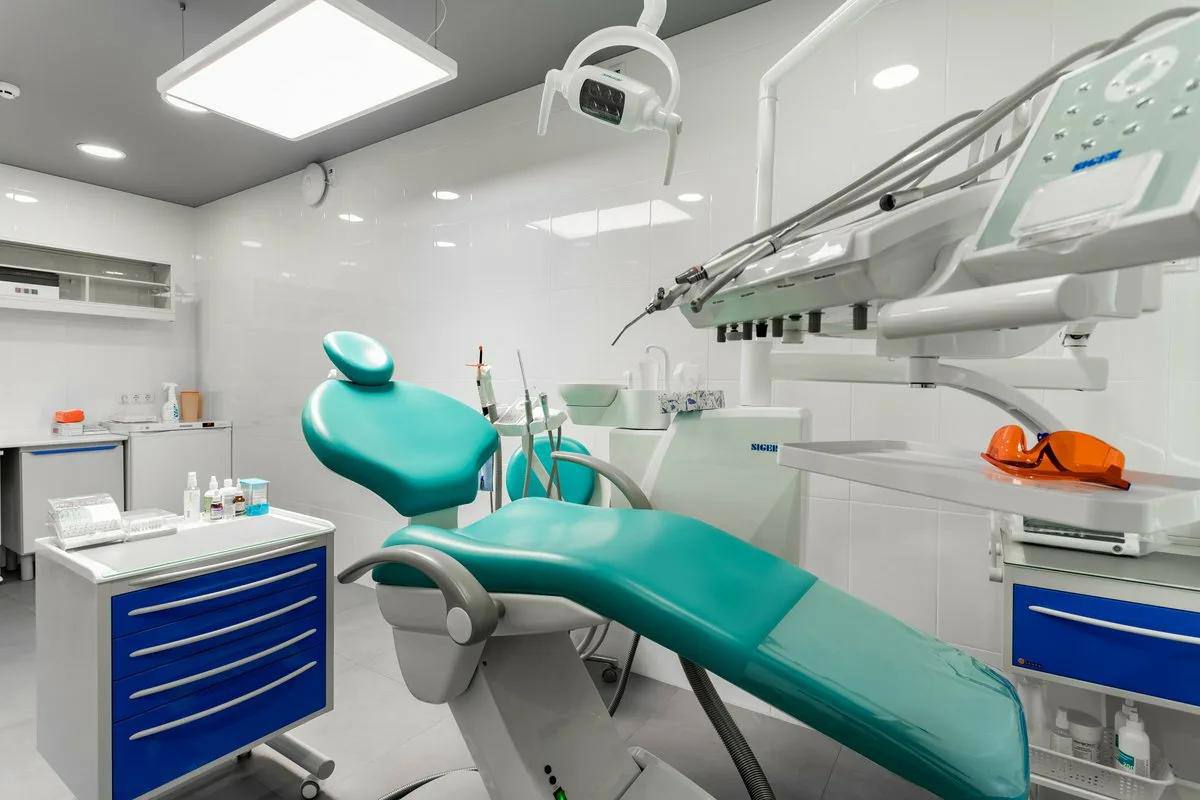 В Москве почти 80 стоматологических клиник работают с нарушениями или нелегально без лицензий и регистрации в системах контроля Это повышает риски для пациентов такие клиники могут использовать препараты и материалы неизвестного происхождения