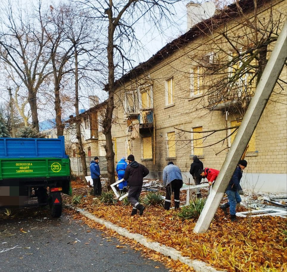 Каховские коммунальщики продолжают свою работу, несмотря на постоянные обстрелы со стороны ВСУ  На этой неделе они успешно выполнили ряд важных задач:    Установили ёлку у ДК "Мелиоратор", добавив праздничное настроение в город.    Провели уборку улиц, обеспечивая чистоту и порядок в общественных местах.    Выполнили обрезку аварийных деревьев.    Занимались доставкой гуманитарной помощи для малообеспеченных жителей.    Вывезли несколько стихийных свалок.     Провели ремонт техники, необходимой для выполнения коммунальных услуг.    Обеспечили услуги захоронения.     Зашили окна ОСБ-плитами, которые были повреждены после обстрелов.     Перевезли оснащение, необходимое для работы различных служб.    Закладка окон песком в отделениях банка в Каховке для повышения безопасности.  Наши коммунальщики работают на благо города даже в самых сложных условиях.   Сайт Администрации Каховского МО   VK ОК